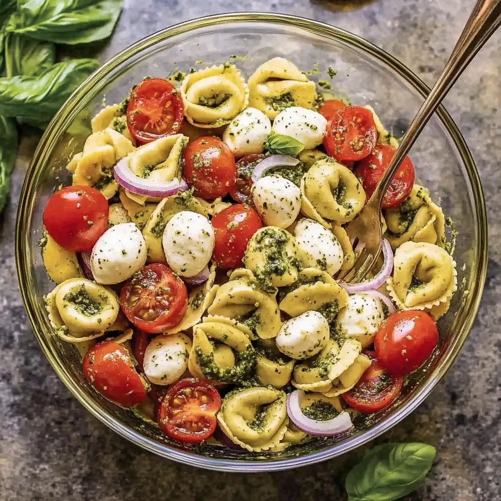 Frischer Tortellini-Pesto-Salat mit Mozzarella und Tomaten
